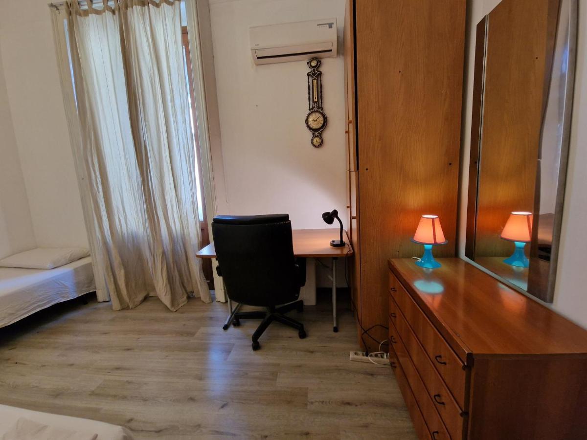 Private Room In A Quiet Apartment In The City Center Milánó Kültér fotó